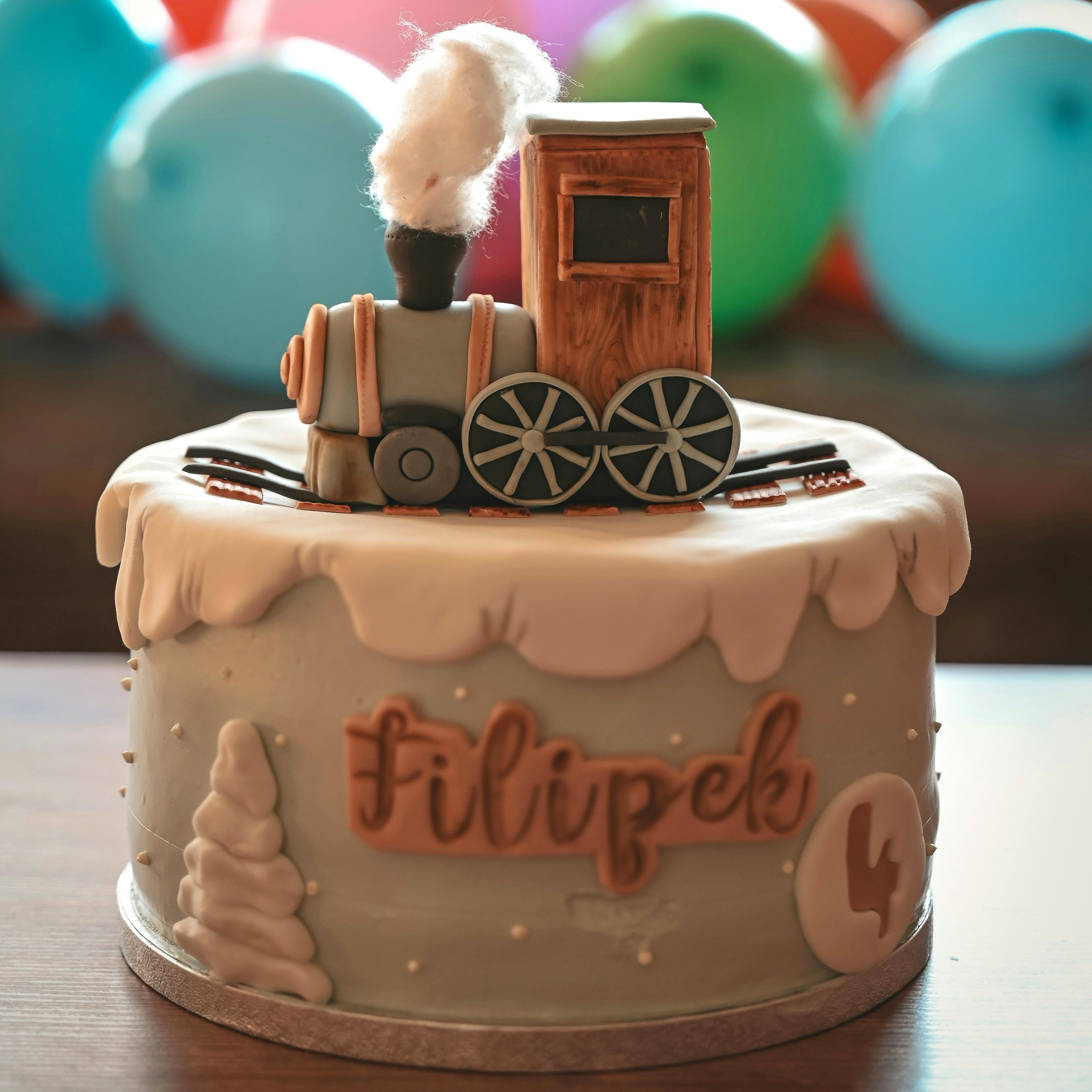 Example of fondant modelled cake topper